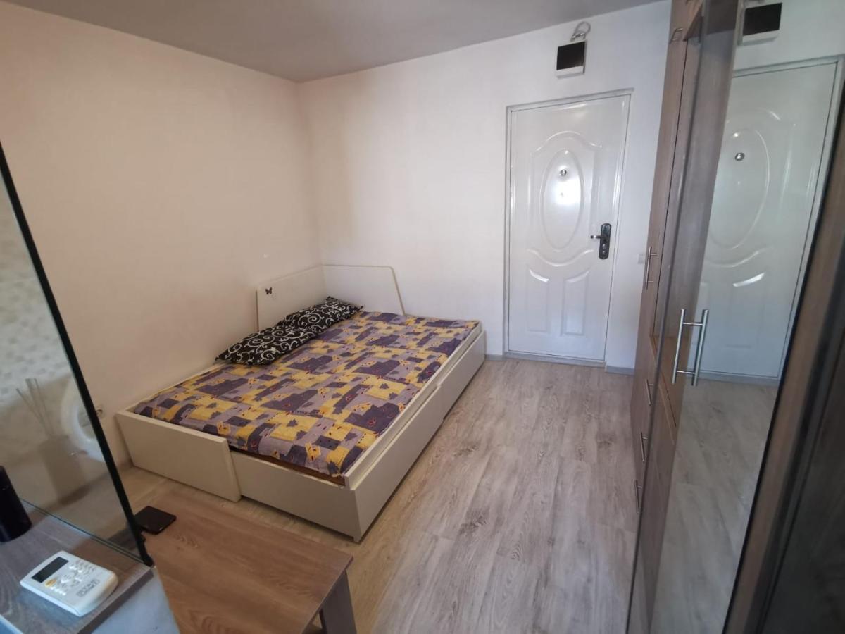 Holidays Inn Studio Boekarest Buitenkant foto